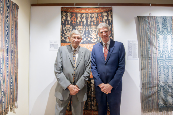 主禮嘉賓包括收藏家及作家Peter ten Hoopen博士以及港大美術博物館總監羅諾德博士。（從左至右）。